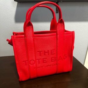 THE LEATHER SMALL TOTE BAG by Marc jacobs